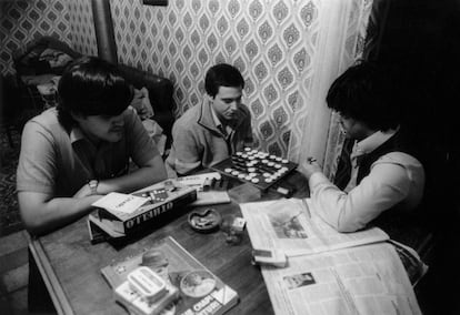 Diego, Horacio y Sergio juegan al Othello (Valsaín, 1981).