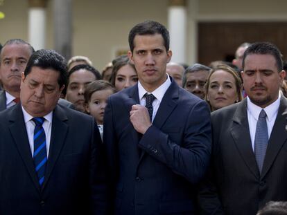 Juan Guaidó, a principios de 2019 flanqueado por Stalin González, a la derecha, y Edgar Zambrano, a la izquierda.