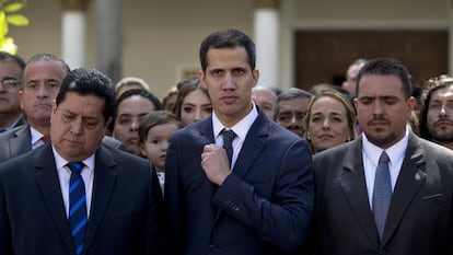 Juan Guaidó, a principios de 2019 flanqueado por Stalin González, a la derecha, y Edgar Zambrano, a la izquierda.