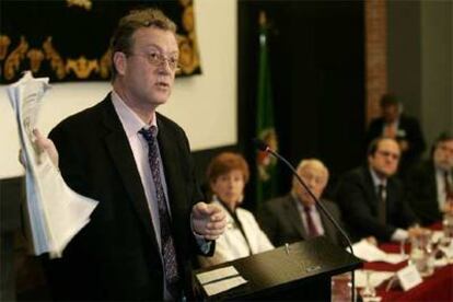 Jon Lee Anderson, en primer plano, junto a la vicerrectora de la UAM Amelia Caballero; el presidente del Grupo PRISA, Jesús de Polanco; el rector de la UAM, Ángel Gabilondo, y el director de la Escuela de Periodismo, Joaquín Estefanía.