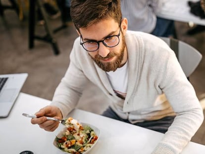 Los empleados prefieren hacer comidas breves y saludables, asegura Sodexo.