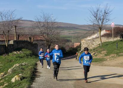 Cuatro niños corren la San Silvestre en Balbases.