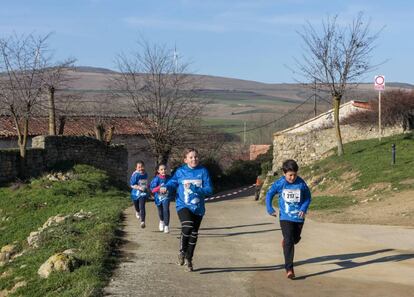 Cuatro niños corren la San Silvestre en Balbases. 