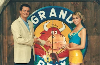 Ramón García y Julia Alfaro, en 2001 en el plató de 'El Gran Prix'.