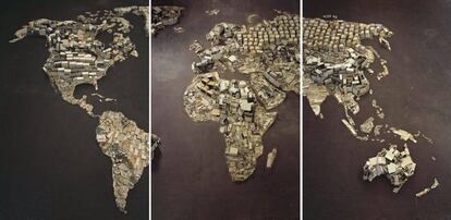Mapamundi del brasileño Vik Muniz, hecho con piezas de ordenadores.