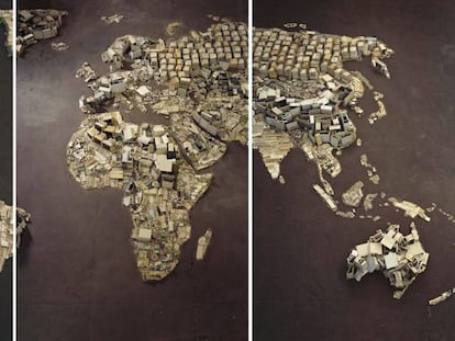 Mapamundi del brasile&ntilde;o Vik Muniz, hecho con piezas de ordenadores.