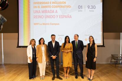 De izquierda a derecha: Eva Prada, directora de la Cámara Británica en España; Aida García, presidenta de la Cámara Británica; Miguel Garzón, de myGwork; Begoña Villacís, vicealcaldesa de Madrid; Vicente Grau, CEO de WPP Spain; y Susana Rodriguez, vicepresidenta regional de Madrid de la Cámara Británica. 