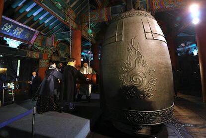 Pessoas tocam o sino gigante durante a contagem de Ano Novo no centro de Seul, na Coreia do Sul.