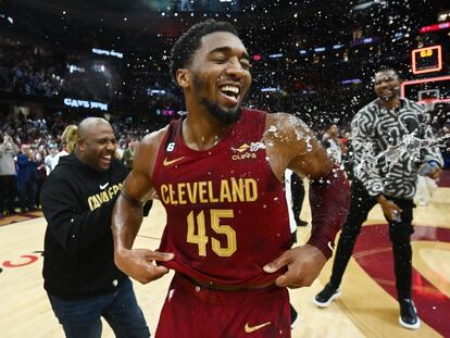 Donovan Mitchell celebra los 71 puntos que consiguió en el partido de los Cleveland Cavaliers ante los Chicago Bulls.