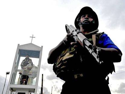 Un soldado hace guardia cerca de la iglesia de San Antonio en Colombo (Sri Lanka), este lunes.