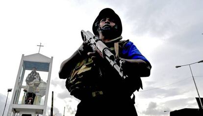 Un soldado hace guardia cerca de la iglesia de San Antonio en Colombo (Sri Lanka), este lunes.