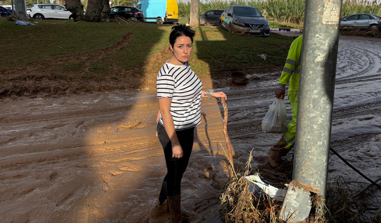 Marta Castaño repara los daños causados por la dana en la localidad valenciana de Massanassa.