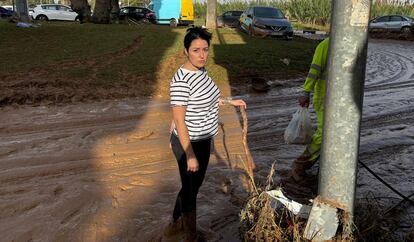 Marta Castaño repara los daños causados por la dana en la localidad valenciana de Massanassa.