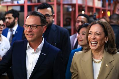 La vicepresidenta Harris junto a uno de los candidatos a ser su compañero en la carrera a la presidencia, el Gobernador de Pensilvania, Josh Shapiro.