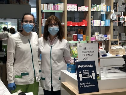 Elena, a la izquierda, y Maribel, en la farmacia en la que trabajan en Alcorcón.