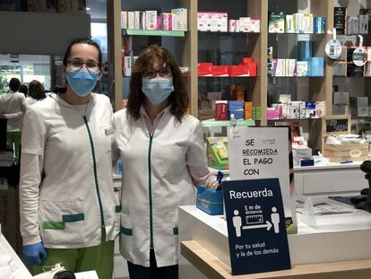 Elena, a la izquierda, y Maribel, en la farmacia en la que trabajan en Alcorcón.