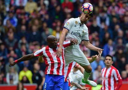 Álvaro Morata, del Real Madrid, cabecea el balón ante la presión de Jean Sylvain Babin.