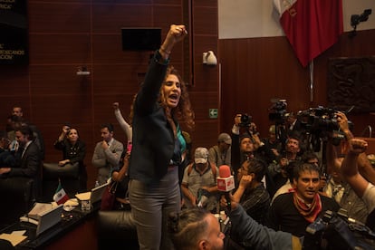 Una manifestante grita arengas.