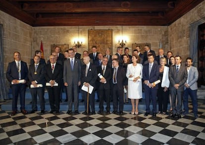 El Rey con los patrocinadores y galardonados de los Premios Jaime I en la Lonja de Valencia.