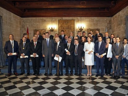 El Rey con los patrocinadores y galardonados de los Premios Jaime I en la Lonja de Valencia.