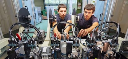 La producción de maquinaria electrónica representa el principal volumen de negocio de Lazpiur. Destacan las de test eléctrico o barnizado de PCB.