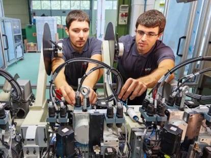 La producción de maquinaria electrónica representa el principal volumen de negocio de Lazpiur. Destacan las de test eléctrico o barnizado de PCB.