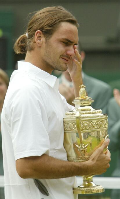 Federer celebra entre lágrimas su primer título en 2003 tras superar a Philippousis 7-6, 6-2 y 7-6.