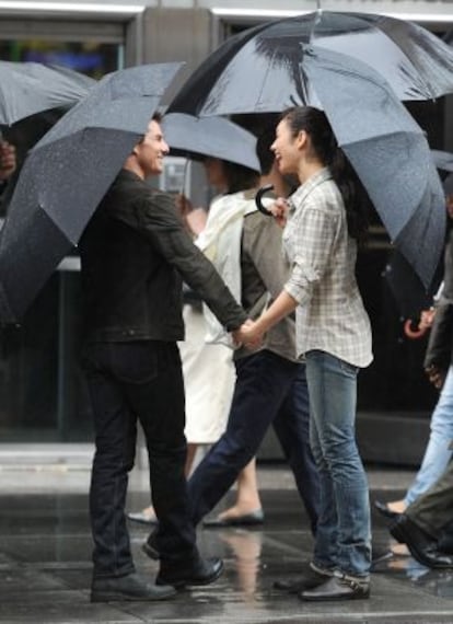 Tom Cruise y Olga Kurylenko, en el rodaje de 'Oblivion'.