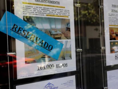 Anuncios de venta de pisos en el escaparate de una inmobiliaria de Madrid.