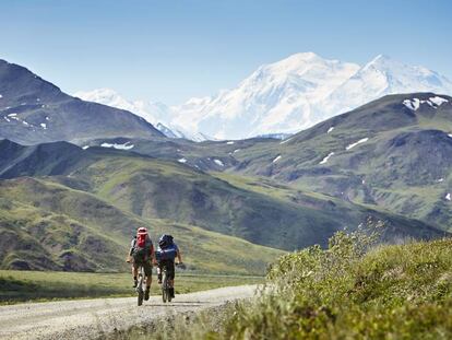 Dos ciclistas en el parque nacional y reserva Denali de Alaska (EE UU).