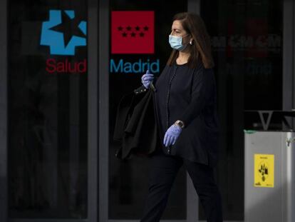 Una mujer sale del Hospital La Paz, en Madrid.
