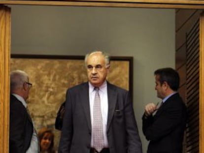 Rafael Blasco entra en el hemiciclo de las Cortes.