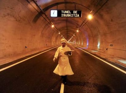 Un camarero lleva una bandeja para el ágape, ayer en el acto de inauguración del túnel de Isuskitza, de la autopista AP-1.
