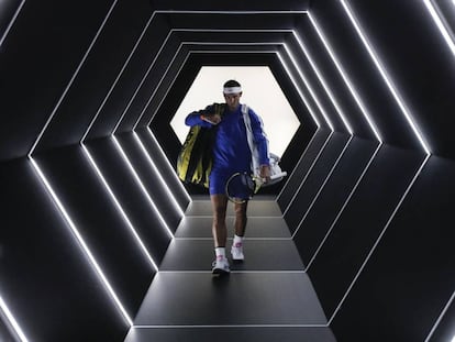 Nadal accede a la pista de Bercy antes de medirse a Wawrinka.