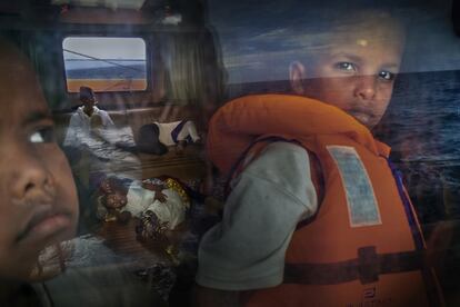 Samir, de ocho años, de Somalia, mira por la ventana del buque de rescate 'Astral' de la ONG Open Arms, mientras que otros refugiados y migrantes descansan en su ruta hacia Lampedusa durante una tormenta con vientos de hasta 65 km/hora, que sin duda hubiera significado la muerte de todos ellos. Libia, con sus 1.770 kilómetros (1.100 millas) de costa sumida en el caos, se ha convertido en un centro de inmigración ilegal hacia Europa. Los migrantes se dirigen en desvencijados botes en travesías imposibles hacia Lampedusa, a unos 300 kilómetros de la costa.