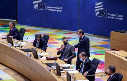 Pedro Sánchez conversa con el presidente francés, Emmanuel Macron, este jueves en Bruselas.