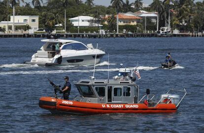 La Guardia Costera vigila los alrededores del resort de Mar-a-Lago en Palm Beach, el pasado domingo