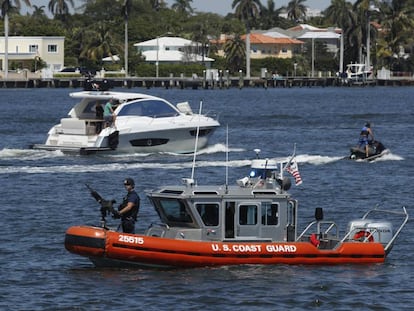 La Guardia Costera vigila los alrededores del resort de Mar-a-Lago en Palm Beach, el pasado domingo