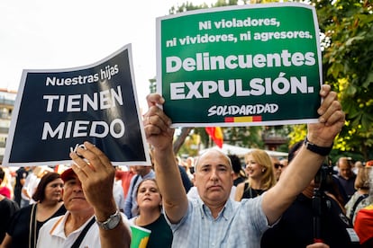 Varias personas se concentran este martes frente al Centro de Primera Acogida en Hortaleza, Madrid.  