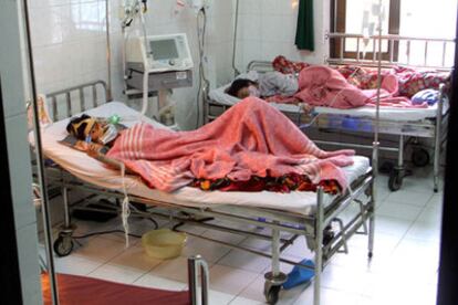 Dos hermanas vietnamitas de 14 y 21 años, ingresadas en marzo en un hospital de Hanoi por la gripe aviar.