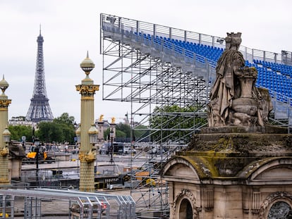 Instalación de pistas y gradas en París el 2 de junio para los Juegos Olímpicos que acogerá Francia este verano.