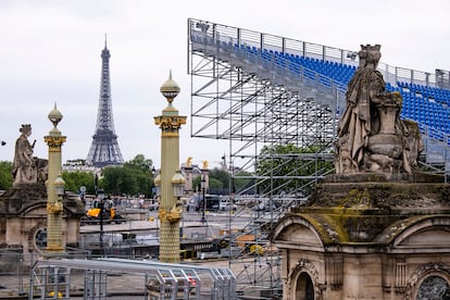 Instalación de pistas y gradas en París el 2 de junio para los Juegos Olímpicos que acogerá Francia este verano.