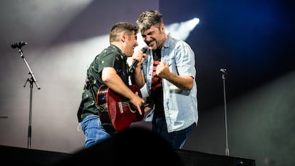 El dúo Estopa (José, izquierda, y David), en su actuación de anoche en el estadio Metropolitano de Madrid.