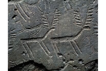 Las tallas de piedra de Val Camonica constituyen una de las mayores colecciones de petroglifos (grabados sobre roca obtenidos por descascarillado o percusión) prehistóricos del mundo. Más de 140.000 figuras y símbolos esculpidos en la roca a lo largo de 8.000 años muestran escenas de faenas agrícolas, navegación, guerra y magia.