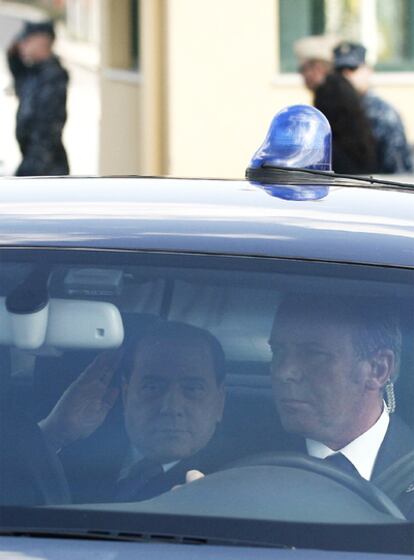 El primer ministro de Italia, Silvio Berlusconi, al marcharse de Mineo (Catania), adonde había acudido para dar una rueda de prensa sobre la llegada de inmigrantes tunecinos. Il Cavaliere será juzgado por prostitución de menores y cohecho.