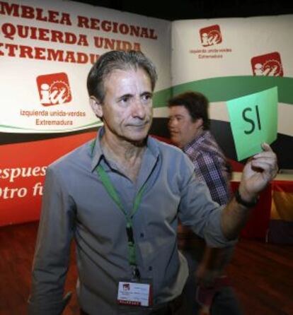 El coordinador general de IU Extremadura, Pedro Escobar, durante la votación para su reelección.