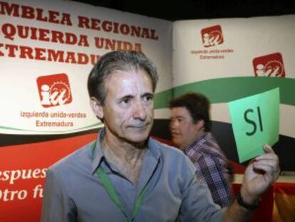 El coordinador general de IU Extremadura, Pedro Escobar, durante la votación para su reelección.