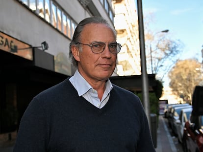 Bertín Osborne entra en un restaurante para celebrar el  Día del padre con su familia en Madrid.