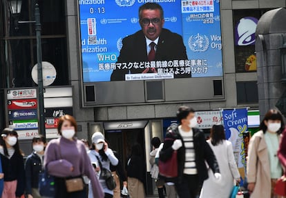 Coletiva do diretor-geral da OMS, Tedros Adhanom Ghebreyesus, numa tela gigante em Osaka (Japão), em março de 2020. 