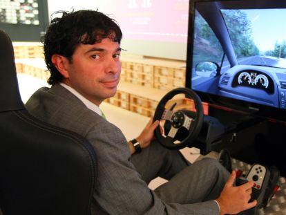 El presidente de Basquegame, Juan de Miguel, en un simulador de conducción eficiente dentro del evento Bideogames.